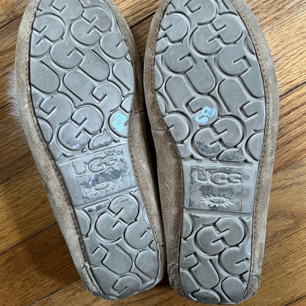 UGG Women's Dakota Suede & Shearling Pom-Pom Slippers/Moccasins Size 7/7.5 W - Picture 4 of 9